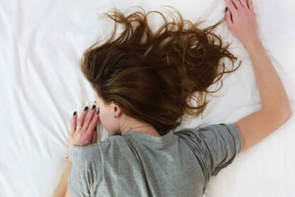 Dormire con i capelli bagnati